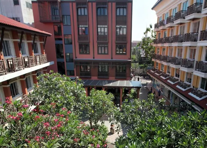 Rambuttri Village Plaza